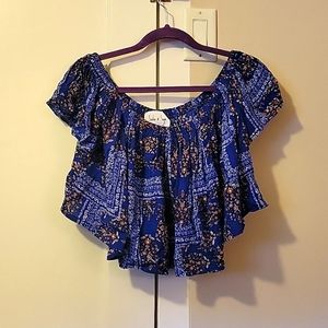 Sadie and sage, size one size, crop blue flower print fiesta top